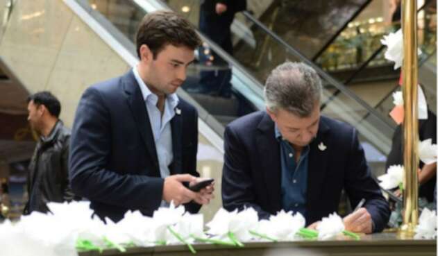Esteban Santos, junto a su padre, el presidente Juan Manuel Santos