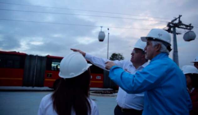 Mauricio Cárdenas, ministro de Hacienda, y Enrique Peñalosa, alcalde de Bogotá, en el proyecto Transmicable de Ciudad Bolívar