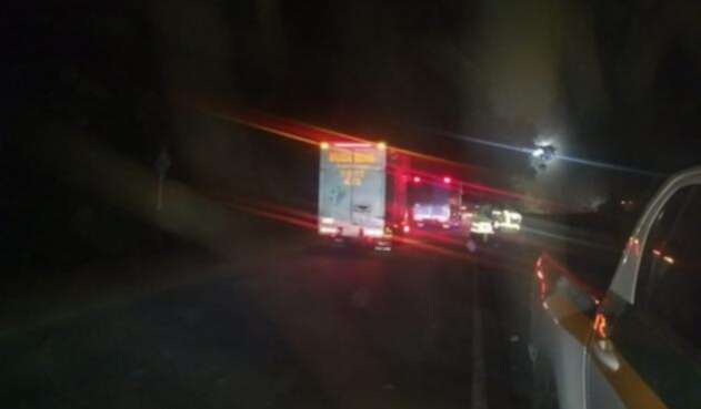 Transito en la vía del Alto de La Linea, tras deslizamiento que dejo cierre.