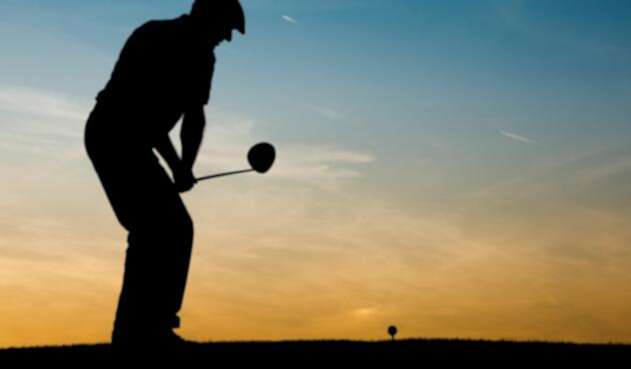Un golfista en acción en un campo de juego de Florida (Estados Unidos)
