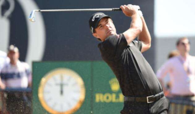 Kevin Kisner observa su lanzamiento en el Abierto Británico