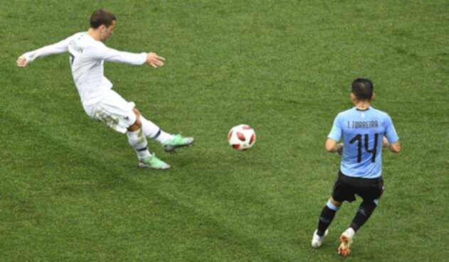 Griezmann en el disparo que terminó en gol a Uruguay Griezmann en el disparo que terminó en gol a Uruguay