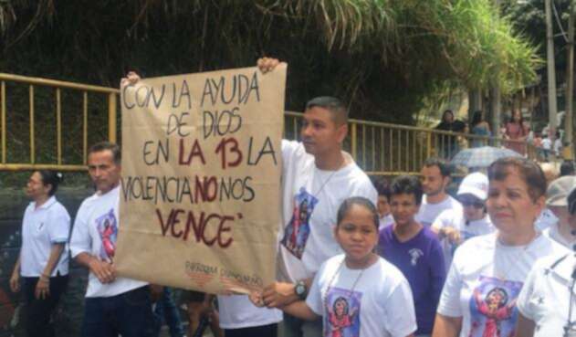 Con el mensaje: "con la ayuda de Dios en La 13 la violencia no nos vence”, la comunidad recorrió las calles del Occidente de la ciudad.
