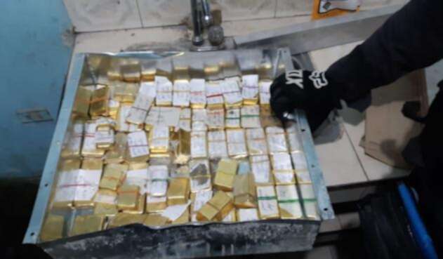 Caja metálica que contenía en total de 59 lingotes de oro, pertenecientes al clan del Golfo Caja metálica que contenía en total de 59 lingotes de oro, pertenecientes al clan del Golfo