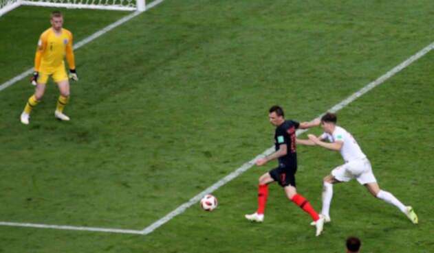 Mario Madnzukic frente al arco de Jordan Pickford para anotar el gol de la victoria 2-1