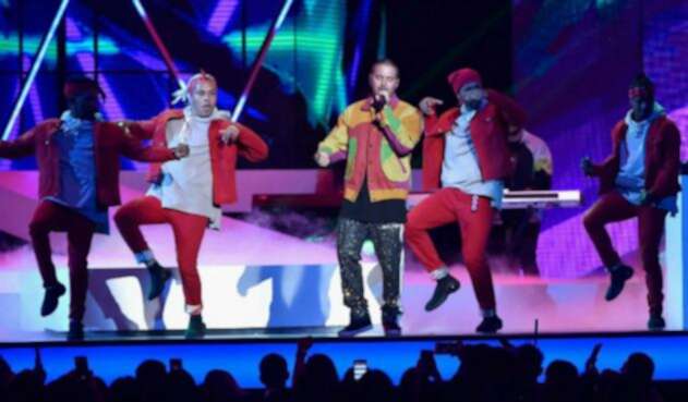 J Balvin interpretando X