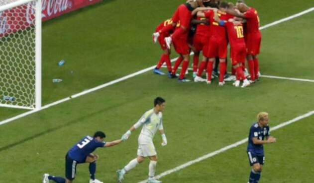 Los jugadores de Japón tratando de seguir adelante tras uno de los goles de Bélgica