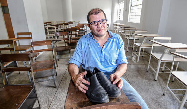 El profesor venezolano José Ibarra junto a sus viejos zapatos, en Caracas (Venezuela)