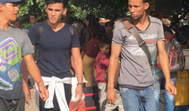 Jóvenes en la frontera entre Colombia y Venezuela