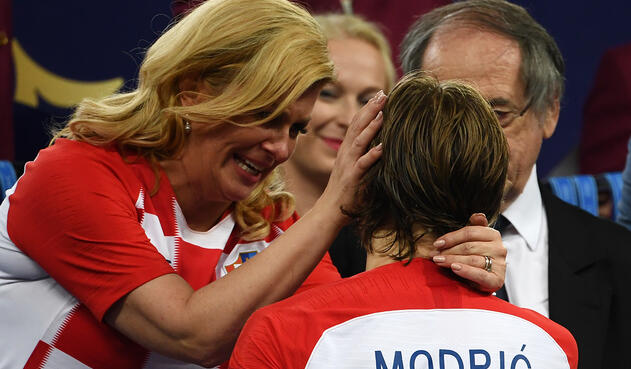 Kolinda Grabar-Kitarovic, presidenta de Croacia, en el Estadio Luzhniki de Moscú. Durante los actos siempre fue acompañada por Emmanuel Macron, presidente de Francia; por Gianni Infantino, presidente de la FIFA; y por Vladimir Putin, presidente de Francia.