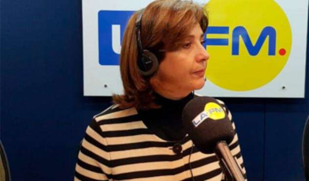 María Ángela Holguín, canciller colombiana, en la mesa de trabajo de LA FM, en Bogotá