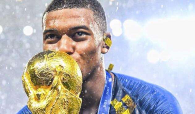 Kylian Mbappé Kylian Mbappé besando la Copa del Mundo