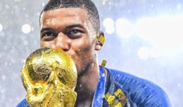 Kylian Mbappé besando la Copa del Mundo