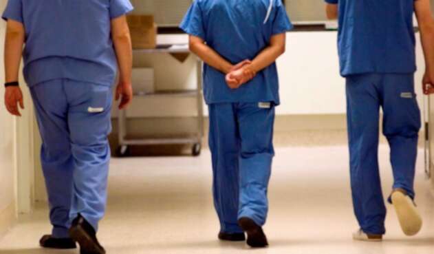Médicos en hospital.