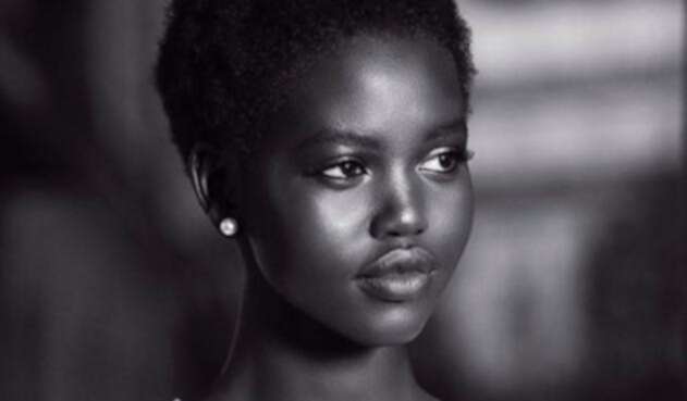 Chanel escoge a la modelo refugiada Adut Akech para su nueva campaña