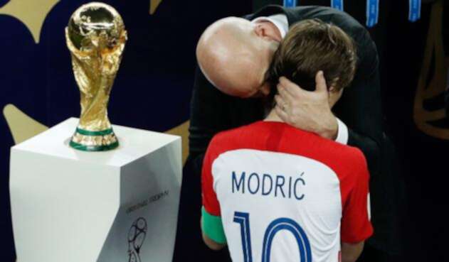 Luka Modric, consolado por Gianni Infantino, presidente de la FIFA