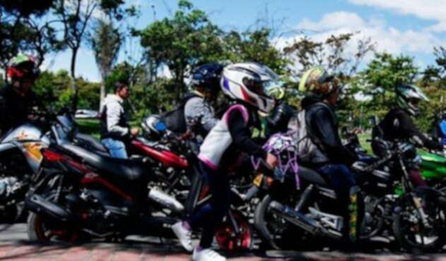 Fila de motociclistas