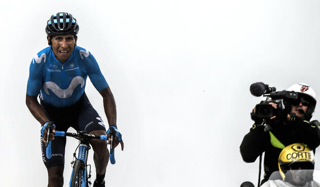 Nairo Quintana escalando en el Tour de Francia