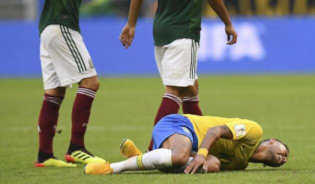 El astro brasilero ha sido criticado por exagerar las faltas en su contra El astro brasilero ha sido criticado por exagerar las faltas en su contra