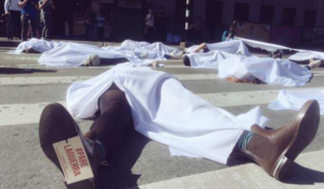 Envueltos en sábanas blancas y con el mensaje "Pare la Violencia", rechazaron homicidios en Medellín.
