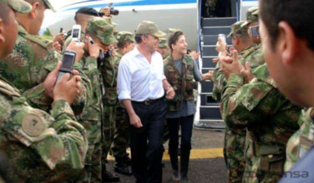 Juan Manuel Santos con Íngrid Betancourt en la Operación Jaque