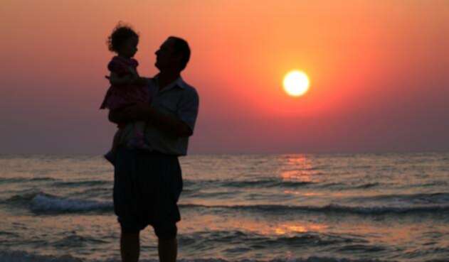 Foto de referencia de un padre de familia con su hija