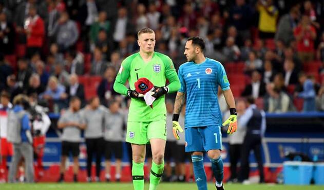 Durante la tanta de penales, Pickford siempre estuvo cerca de su botella de agua Durante la tanta de penales, Pickford siempre estuvo cerca de su botella de agua