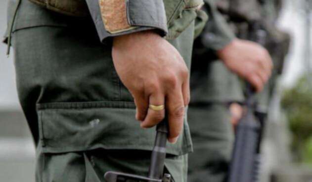 Policía con su arma de dotación