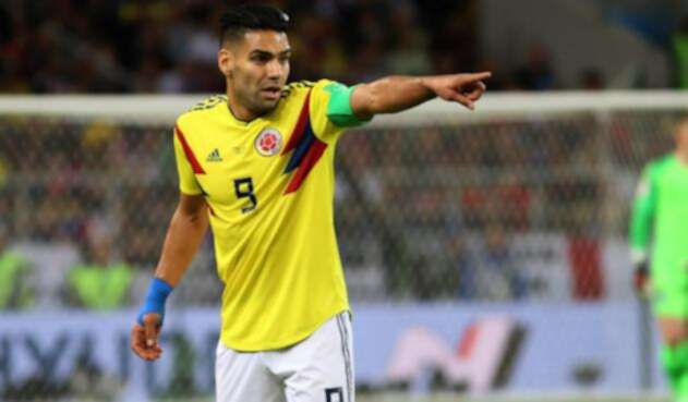 Radamel Falcao García dando indicaciones en el juego ante Inglaterra. Falcao Colombia Inglaterra