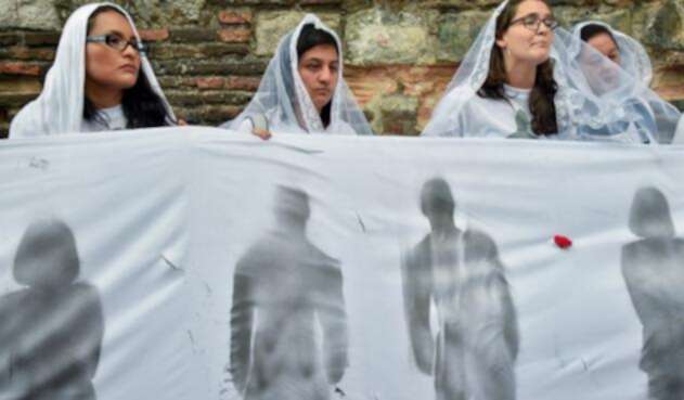 Mujeres que fueron familiares, compañeras o militantes de miembros del movimiento político Marcha Patriótica asesinados en los últimos años, protestan por las acciones violentas. Mujeres que fueron familiares, compañeras o militantes de miembros del movimiento político Marcha Patriótica asesinados en los últimos años, protestan por las acciones violentas.
