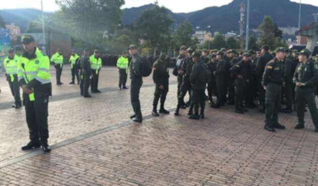 Policías custodiando los alrededores del Campín Policías custodiando los alrededores del Campín