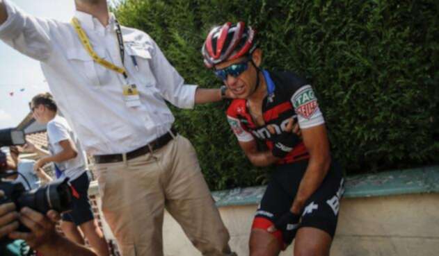 Richie Porte es atendido tras su caída