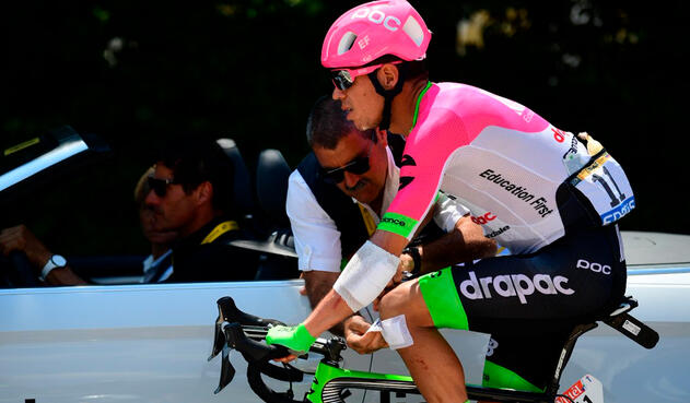 Rigoberto Urán, asistido en la etapa 10 del Tour de Francia tras la caída en la novena etapa Rigoberto Urán, asistido en la etapa 10 del Tour de Francia tras la caída en la novena etapa