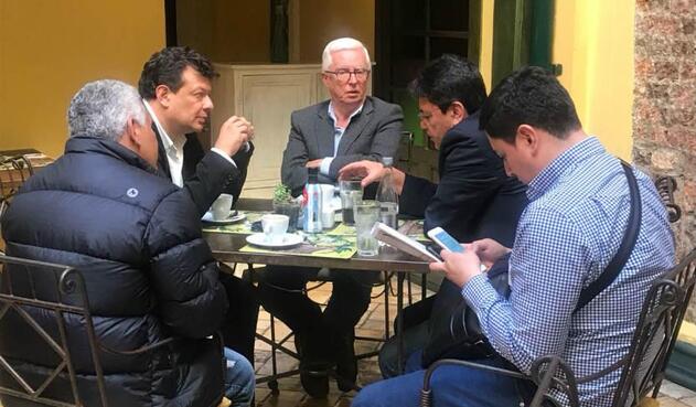 Petro no pudo llegar a la reunión, pero en su lugar asistió el concejal Hollman Morris Petro no pudo llegar a la reunión, pero en su lugar asistió el concejal Hollman Morris
