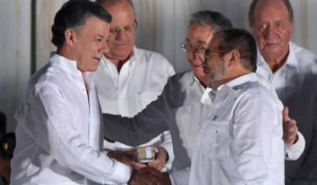 Firma del Acuerdo de Paz, el presidente Juan Manuel Santos y Timoleón Jiménez