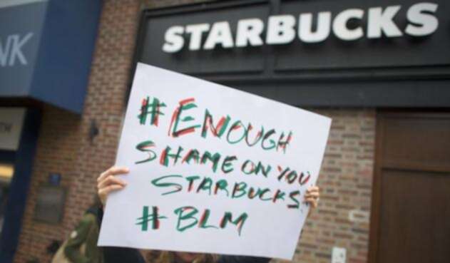 Starbucks capacitará a gerentes sobre “sesgo inconsciente”.