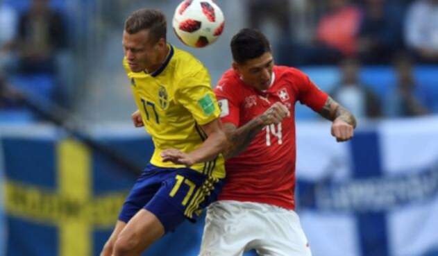 Viktor Claesson (Suecia), disputando el balón con Steven Zuber (Suiza) en el Estadio de San Petersburgo Viktor Claesson (Suecia), disputando el balón con Steven Zuber (Suiza) en el Estadio de San Petersburgo
