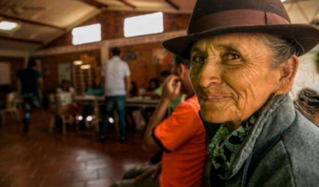 Una habitante de Tasco (Boyacá) votando en la jornada de revocatoria de Nelson Javier García Castellanos
