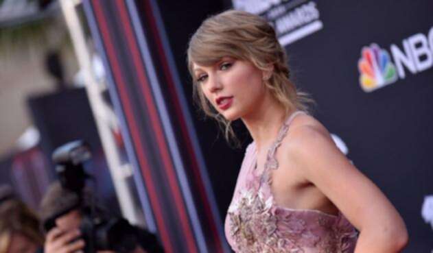 Taylor Swift se queda atrapada en una jaula durante un concierto