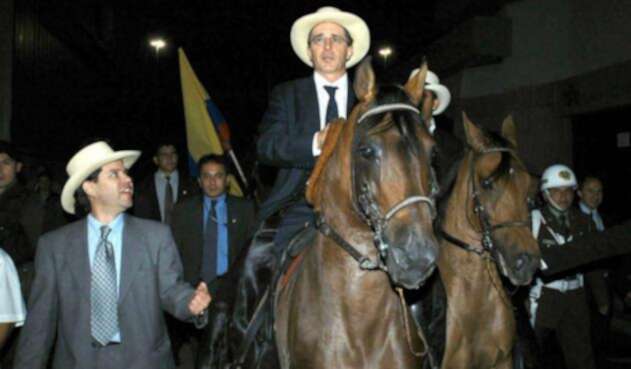 Álvaro Uribe, evocando sus años de caballista