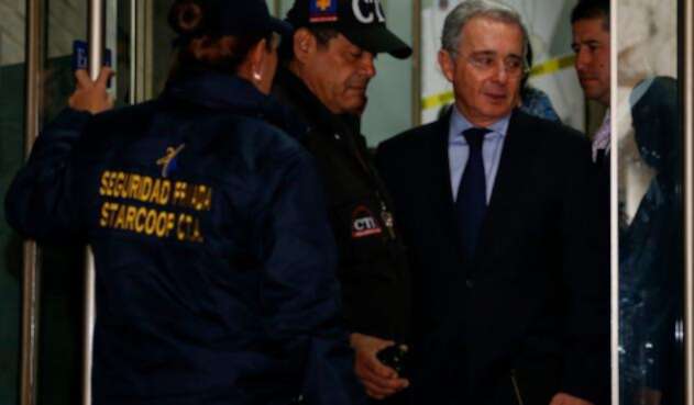 El expresidente Álvaro Uribe en la Fiscalía General de la Nación, en Bogotá, el 8 de octubre de 2014 El expresidente Álvaro Uribe en la Fiscalía General de la Nación, en Bogotá, el 8 de octubre de 2014