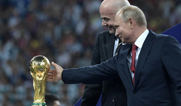 Gianni Infantino, presidente de la FIFA, y Vladimir Putin (mandatario ruso) en el Estadio Luzhniki de Moscú, el 15 de julio de 2018, luego del Francia vs Croacia Gianni Infantino, presidente de la FIFA, y Vladimir Putin (mandatario ruso) en el Estadio Luzhniki de Moscú, el 15 de julio de 2018, luego del Francia vs Croacia