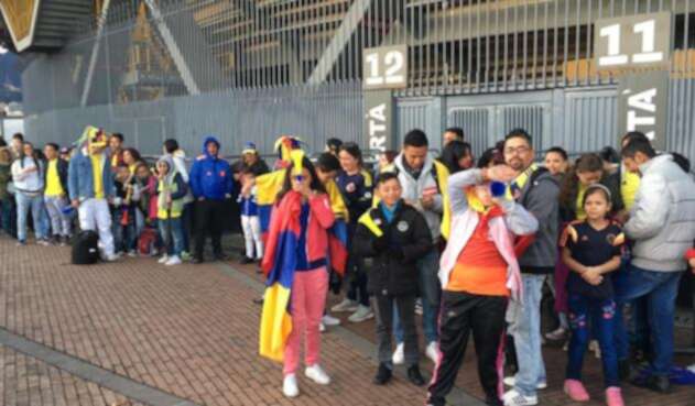 Hinchas esperando la llegada de la Selección a Bogotá
