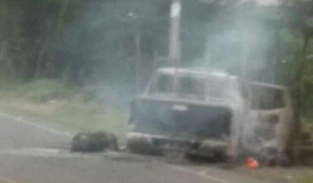 Vehículo incinerado con agentes del CTI adentro