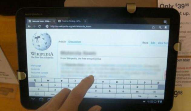 Persona leyendo Wikipedia