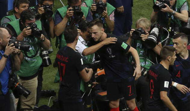 Ivan Rakitic abraza al fotógrafo Yury Cortez tras ser embestido
