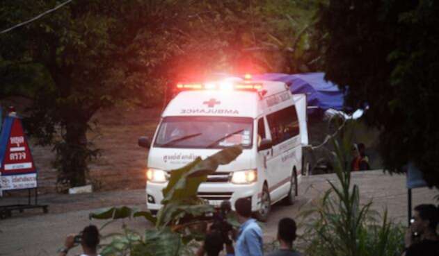 Ambulancia que ayuda a evacuación de niños de la cueva de Tailandia Ambulancia que ayuda a evacuación de niños de la cueva de Tailandia