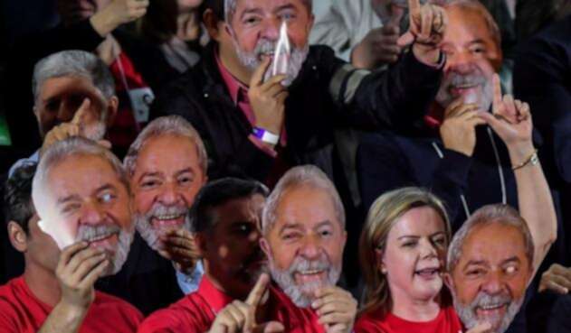 El PT inscribe la candidatura presidencial de Lula y espera a la Justicia