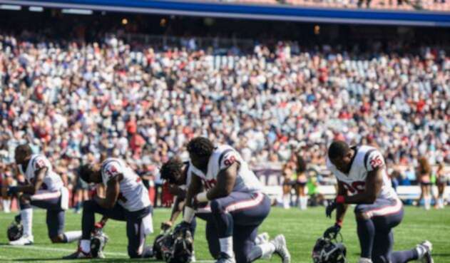 Arrodillados, alzando el puño, sentados en los banquillos o esperando en los vestuarios, los jugadores protestan en la NFL.