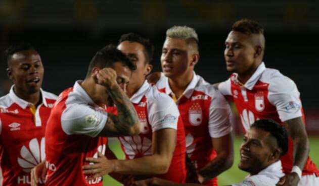 Diego Gustastavino celebra el tercer gol de Santa Fe ante Alianza Petrolera